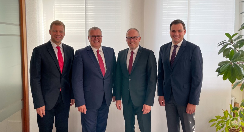 v. l.: Dr. Olaf Heinrich (stv. Verwaltungsratsvorsitzender), Stefan Proßer (aktueller Vorstandsvorsitzender), Dietmar Attenbrunner (künftiger Vorstandsvorsitzender) und Landrat Sebastian Gruber (Verwaltungsratsvorsitzender)