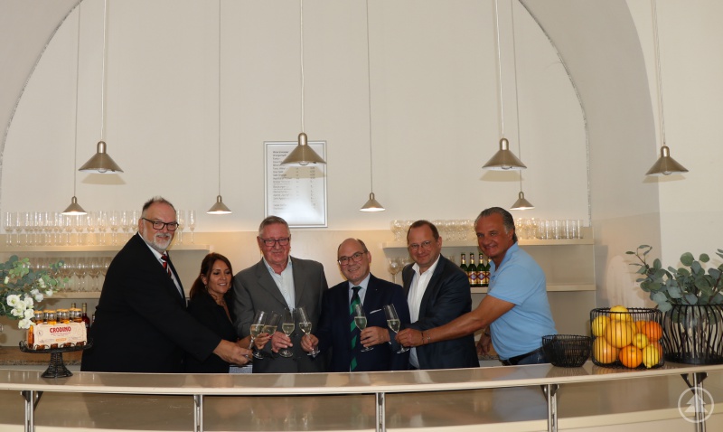 Oberbürgermeister Jürgen Dupper, die neue Pächterin Angelica Scaia, der bisherige Pächter Fritz Glatzl, Kulturreferent Dr. Bernhard Forster, Dienststellenleiter Ralf Schützenberger und Markus Renner von der Löwenbrauerei Passau