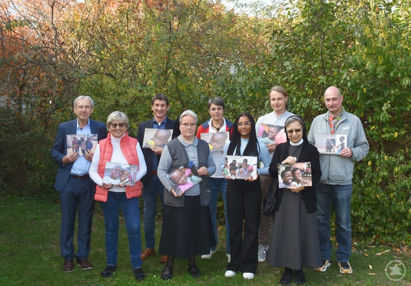 Stellten den Kalender 2023 mit Fotos von Kindern aus Nkandla vor: Die Mallersdorfer Schwestern Romana (4.v.l.) und Catherine (2.v.r.), Ilse Hölzlein (2.v.l.), Schirmherrin und Gattin von Altbezirkstagspräsident Manfred Hölzlein, Wolfgang Dax (3.v.l.), stellvertretender Krankenhausdirektor des Bezirkskrankenhauses Landshut, und das Team des Patenschaftsprojekts.
