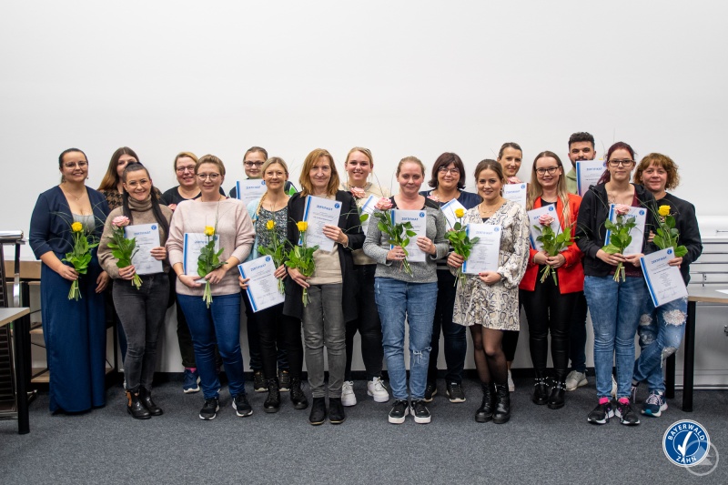 v.l. Katharina Reischhofer(Dentalhygienikerin und Dozentin), Natascha Maurer, Belinda Mauerer, Heidi Vitztum, Nadine Hüsemann, Alina Kellermeier, Nicole Schober, Barbara Saller, Pia Friedl, Sandy Breit, Sandra Winkler, Emine Yaman, Marina Tepic, Mirna Jankovic, Ahmad Hamode, Jacqueline Müller, Bianka Schaffer