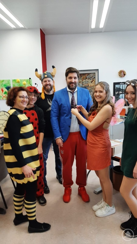 : Die Krawatte des Schulleiters musste natürlich dran glauben. Die SMV mit den Verbindungslehrkräften Simone Streicher und Andreas Mühlbauer und den Schülersprechern Paula Maier (mit Schere), Laura Stadler und Leon Schönberger überraschte Herrn Klingelhöfer in seinem Büro