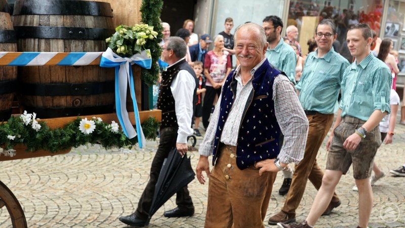 Die Festwirte beim Volksfestzug