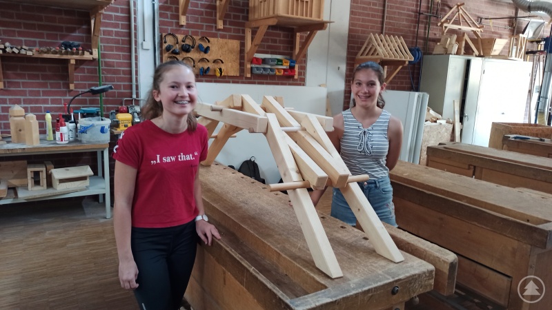 Die Brücke hält – die stolzen Realschülerinnen mit ihrer fertigen Leonardo-Brücke.