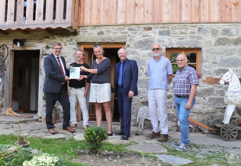 (von links):Hans-Peter Schmucker, Leiter ALE Niederbayern, Max Kagermeier, Karin Hodl, 1. Bürgermeister Herbert Preuß, Architekt Michael Naumann und Johann Edenhofer vom ALE Niederbayern.