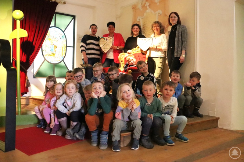 Freuen sich über das gelungene Projekt: Museumsleiterin Gabriela Rauscher (hinten Mitte), Kindergartenleiterin Kornelia Eder-Lenz (hinten 2.v.r.), Museumspädagogin Ramona Kesten (hinten 2.v.l.) und die Erzieherinnen Maria Haydn (hi. l.) und Elena Schreib (hi. r.) zusammen mit den Kindergartenkindern.
