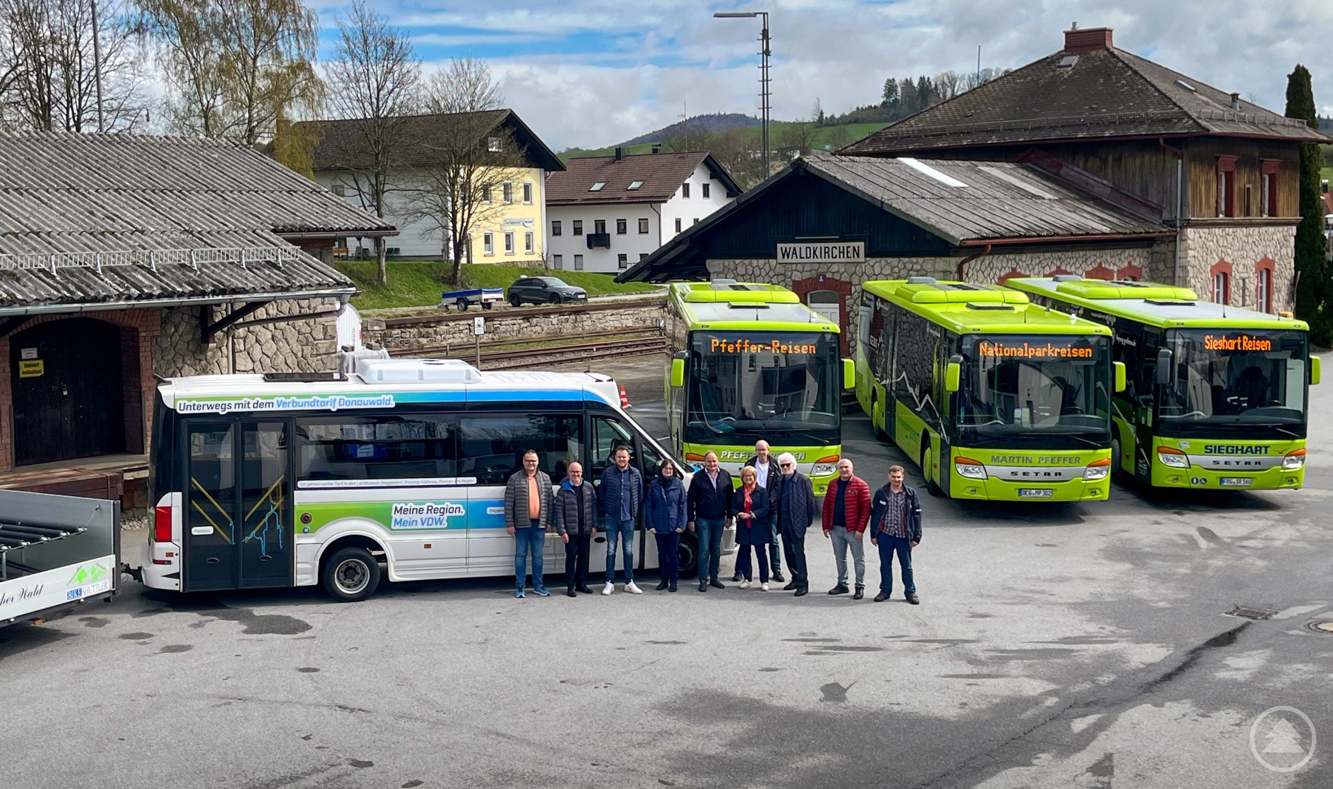 Freuen sich auf eine möglichst erfolgreiche Saison für die Igelbusse und alle weiteren touristischen Verkehre  (von links) Andreas Gründinger (Touristinfo Waldkirchen), Robert Kürzinger (Ferienregion Nationalpark Bayerischer Wald), Alexander Pfeffer, Elke Ohland (Nationalpark Bayerischer Wald), Friedrich Dafinger, stellvertretende Landrätin Helga Weinberger, Reinhard Wolf (ÖPNV-Team Landratsamt), Martin Pfeffer, Boris  Milusic (Firma Sieghart) und Markus Huber (Firma M. Pfeffer).