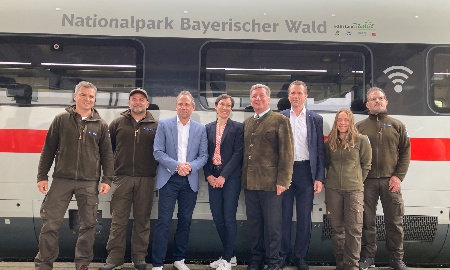 Grün und Grün gesellt sich gern: ICE 4 auf  den Namen „Nationalpark Bayerischer  Wald“ getauft