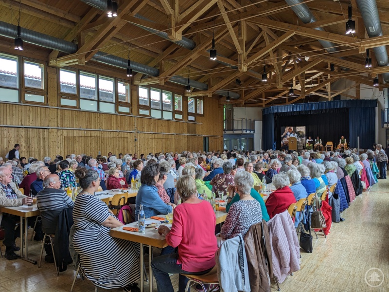 Knapp 350 Seniorinnen und Senioren genießen einen bunten Nachmittag in Röhrnbach beim diesjährigen Ilzer Land Seniorenausflug.