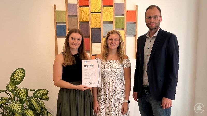 Hervorragende Ausbildung bei der Caritas. Der Abteilungsleiter Personal, Thomas Furthmeier M.A., Sabrina Hoffmann, Ausbildungsleiterin der Zentrale und Luisa Stadler (Mitte) freuen sich über die Auszeichnung der IHK Niederbayern. IHK-Azubi-1.jpg