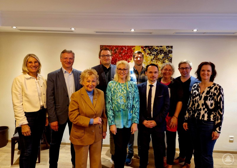 Nach AKS-Mitglieder Renate Wasmeier, Christian Wanger, Roswitha Kaufmann, Patrick Buchner, Sabine Rössert-Koye, Sebastian Rainer, Roland J. Kufner, Clau-dia Pritzl, Stefan Zitzelsberger und Waltraud Eder freuten sich über die gelungene Veranstaltung. Nach AKS-Mitglieder Renate Wasmeier, Christian Wanger, Roswitha Kaufmann, Patrick Buchner, Sabine Rössert-Koye, Sebastian Rainer, Roland J. Kufner, Clau-dia Pritzl, Stefan Zitzelsberger und Waltraud Eder freuten sich über die gelungene Veranstaltung.