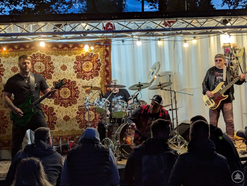 Wenn das Publikum nicht nur da ist, sondern auch dabei Heavens End Band bei der Hard'n Heavy Night an der Deggendorfer Kulturlichtung