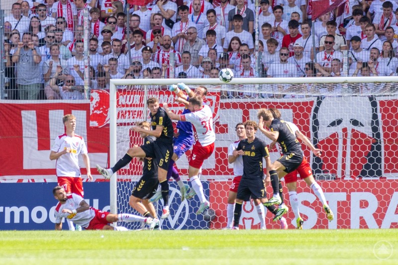 Spannende Torraumszene beim Pokalspiel zwischen dem SSV Jahn Regensburg und dem 1. FC Köln. Torraumszene mit mehreren Spielern im Zweikampf um den Ball, der Torwart greift energisch ein.