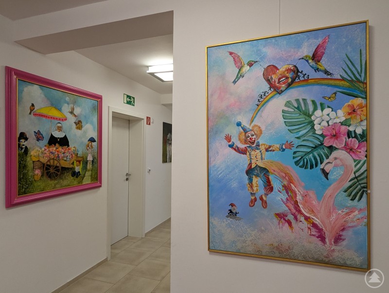 Viva la Kitsch! Beim gleichnamigen Gemeinschaftswerk begann die Reise in eine zuckersüße, ironische und herrlich verspielte Ausstellung. Zwei farbenfrohe Gemälde in Pastelltönen