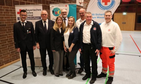 Oberb&uuml;rgermeister J&uuml;rgen Dupper gratuliert zur BRK-Ehrenzeichenverleihung