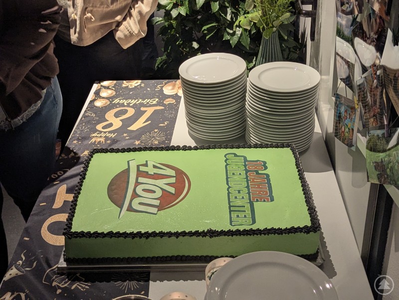 Gr&uuml;ner Geburtstagskuchen mit Logo des Deggendorfer Jugendcenters 4You