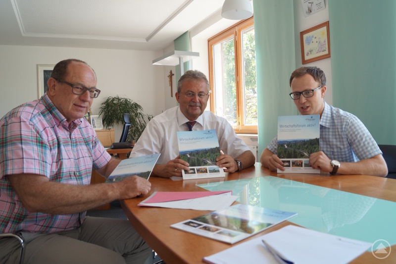 Die Verantwortlichen von Wirtschaftsforum Aktiv! bei der offiziellen Übergabe im Büro des Landrats. Von links nach rechts: Wirtschaftsreferent Erich Brunner, Landrat Josef Laumer, Abteilungsleiter Florian Hölzl