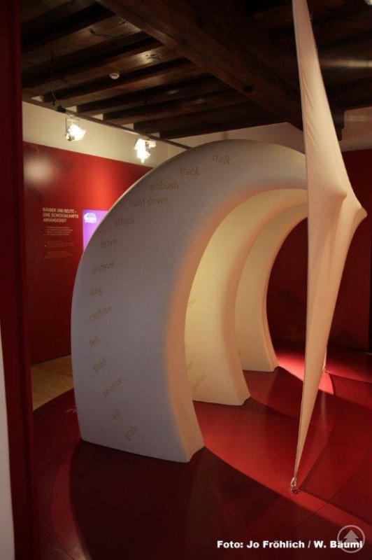 Die Krallen als Symbol der Jagd mit dem Griff nach der Beute (Gaze-Segel)