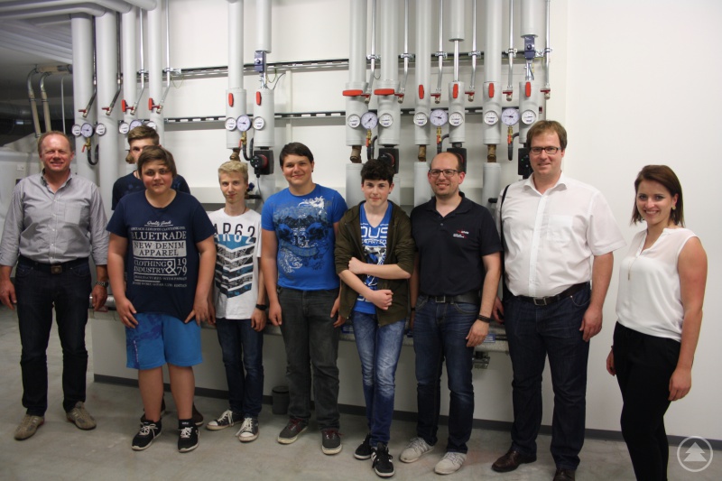 v. l.: Fachoberlehrer Reinhard Schreiner, einige der Jugendlichen, Josef Achatz Junior, Stephan Lang und Maria Schneider.