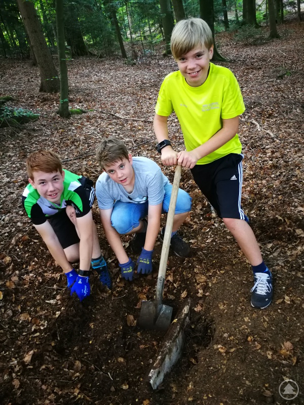 Alexander Bauer, Hannes Hödl und Robert Lankl (v. r.) staunten nicht schlecht, als sie tiefer gruben und einen ganzen Ofen zutage förderten, der später fachgerecht entsorgt wurde.