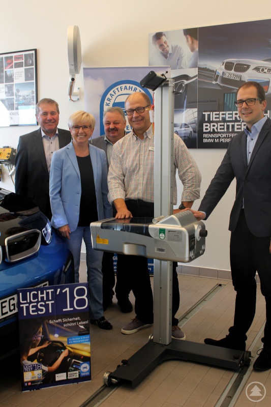 Der Verkehrswachtvorsitzende Markus Huber, Landrätin Rita Röhrl, Michael Grassinger, Stephan Hübner und Marc-André Alram.