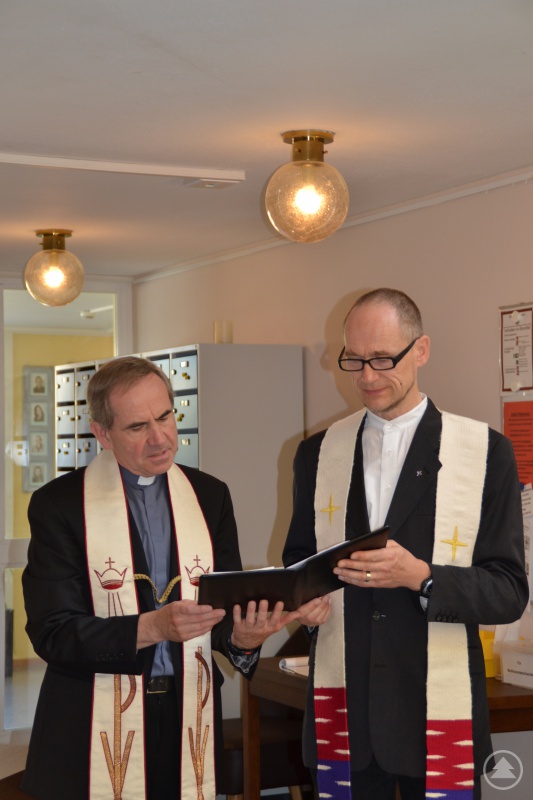 Der katholische Stadtpfarrer Magnus König und Thomas Weinmair, evang.-luth. Kirchengemeinde spenden gemeinsam den kirchlichen Segen.