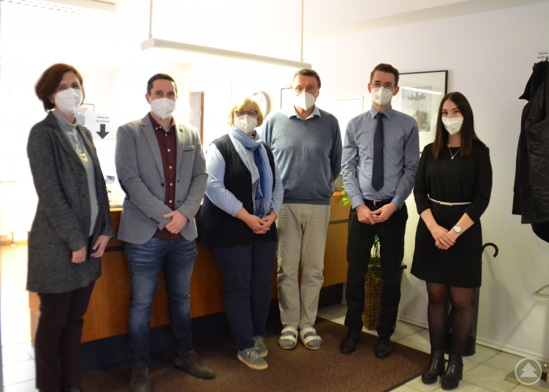Von links: Personalleitung Claudia Decker, Leiter MVZ Johannes Halser, Neurologen Dr. Gabriele und Dr. Martin Hutschenreuter, Leiter MVZ Lars Jostmeyer und Praktikantin Lena Flattenhutter in der nervenärztliche Praxis in Waldkirchen