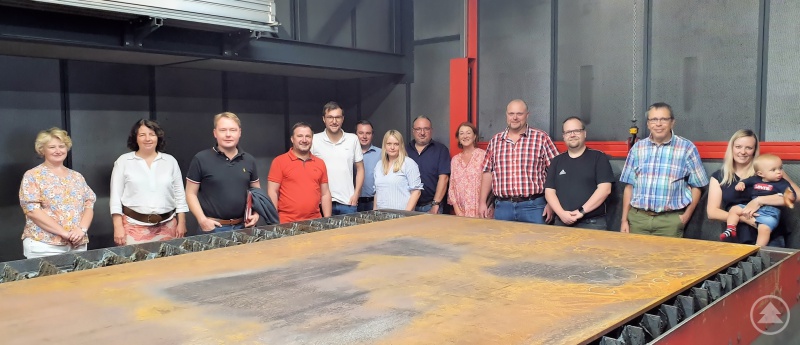 v.l.n.r.: Rita Hagl-Kehl, MdB, Ruth Müller, MdL, Christian Flisek, MdL, Karl-Heinz Eppinger (Bürgermeisterkandidat SPD Zwiesel), Johannes Schätzl, MdB, Andreas Lobenz (Ortsvorsitzender SPD Zwiesel und Stadtrat), Isabell Pohl (Geschäftsführerin Stahlbau Regenhütte), Raimund Mathe (SPD Zwiesel), Sonja Prokscha (SPD Zwiesel), Markus Kollmaier (SPD Zwiesel und Stadtrat), Andreas Ranzinger (Stahlbau Regenhütte), August Bastl (SPD Zwiesel), Alena Pohl (Geschäftsführerin Stahlbau Regenhütte).