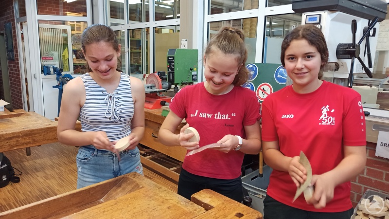 Nicht nur das Holz wurde geschliffen – auch die Fingernägel litten unter dem Schleifpapier.