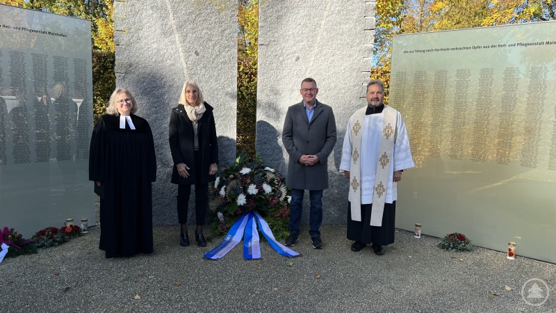 Kranzniederlegung an der Gedenkstätte durch Pfarrerin Katrin Großmann-Bomhard, Bezirksrätin Renate Wasmeier, Krankenhausdirektor Uwe Böttcher und Pfarrer Thomas Strunz
