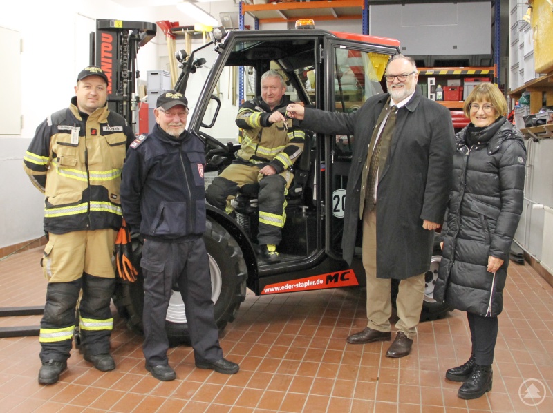 Oberbürgermeister Jürgen Dupper (2. von rechts) übergibt den Schlüssel für den neuen Gabelstapler an Kommandant Manfred Landegl (im Fahrzeug), sehr zu Freude des stellvertretenden Kommandanten Andreas Unholzer (von links), des Vorsitzenden Rudolf Landegl und der Ordnungsreferentin Karin Schmeller.