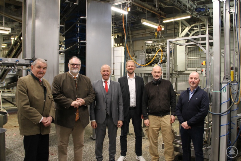 Oberbürgermeister Jürgen Dupper (2.v. links) verabschiedete den langjährigen Geschäftsführer Alois Schmalhofer (3.v. links) im Beisein des Vorsitzenden des Schlachthofbeirats Josef Reischl (v. links), des neuen Geschäftsführers Luitpold Kinninger, von Dr. Wolfgang Heuberger vom Kommunalunternehmen Städtische Fleischhygiene und von Herbert Zillinger, Referent für Finanzen und Personal.