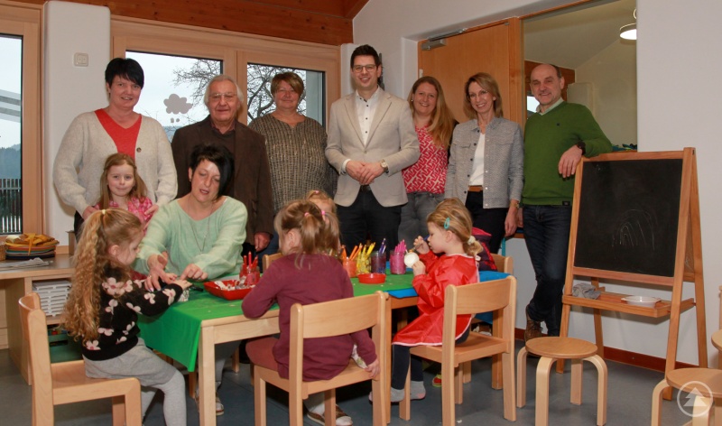 Trägerschaft hat mit Tragkraft zu tun. Von kirchlicher zu kommunaler wechselte diese nach konstruktiven Gesprächen und Verhandlungen zum Jahresstart. Das machten nun mit einem Besuchstermin offiziell: Erzieherin Kerstin Braumandl (stehend v.l.), Pfarrer Michael Bauer, Einrichtungsleitung Daniela Luksch, Bürgermeister Martin Pichler, Gemeinderätin Carina Bredl und als Verwaltungspartner Michaela Gampe und Adolf Hackl
