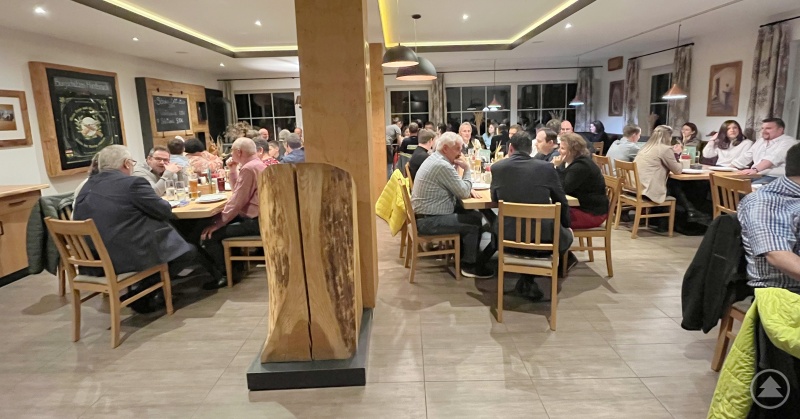 Zu einem gemütlichen Reindl-Essen hat Landrat Sebastian Gruber 30 ehrenamtlich Tätige aus dem Landkreis inklusive jeweils einer Begleitperson eingeladen.