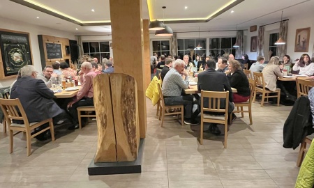 Reindl-Essen mit dem Landrat als Dank für den ehrenamtlichen Einsatz Inhaber einer Bayerischen Ehrenamtskarte verbrachten einen gemütlichen Abend