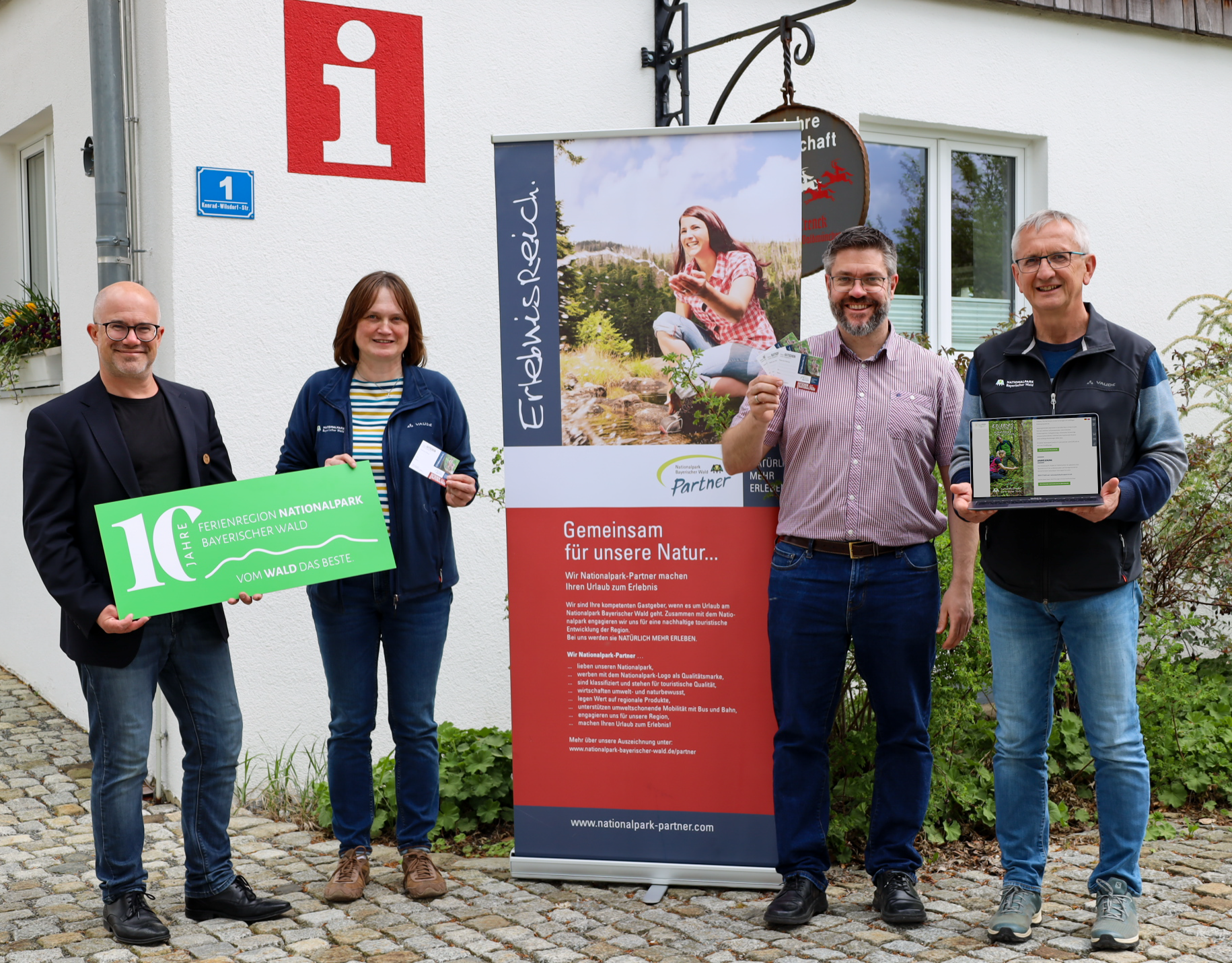 Robert Kürzinger (Geschäftsführer der Ferienregion Nationalpark Bayerischer Wald), Elke Ohland (Nationalpark Bayerischer Wald), Alois Grobauer (Vorsitzender der Nationalpark-Partner) und Josef Wanninger (Nationalpark Bayerischer Wald) präsentieren das neue Erlebnisangebot mit zahlreichen Führungen für die Sommersaison sowie die Gutscheine der Nationalpark-Partnerbetriebe, welche an Gäste und Kunden der Partnerbetriebe ausgegeben werden.