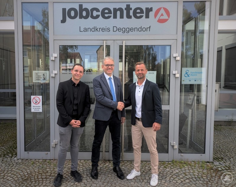 Auf weiterhin gute Zusammenarbeit: v.l. stellvertretender Teamleiter der Leistungsgewährung und Verantwortlicher für den Fachbereich Leistungsmissbrauch Simon Wörz, Oberstaatsanwalt Horst Müller und Geschäftsführer des Jobcenters Deggendorf Rainer Primbs Gruppenfoto.jpg