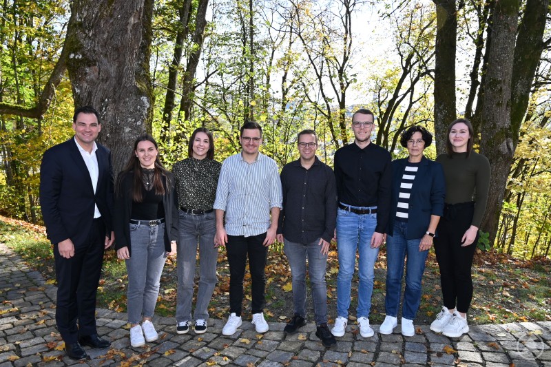 Einer ganzen Reihe von Nachwuchskräften konnte Landrat Sebastian Gruber (links) zusammen mit (von rechts) Bettina Drexler von der Personalstelle und Ausbildungsleitungen Sibylle Müller zu ihren guten Abschlüssen gratulieren: (von links) Sophia Fenzl, Romy Eiler, Jakob Sicklinger, Niklas Schuster und Manuel Fassbinder; nicht beim Fototermin anwesend waren Melanie Fuchs, Christian Lenz, Veit Wagner und Julian Zellner. Eine ganze Reihe an Nachwuchskräften konnte Landrat Sebastian Gruber gratulieren