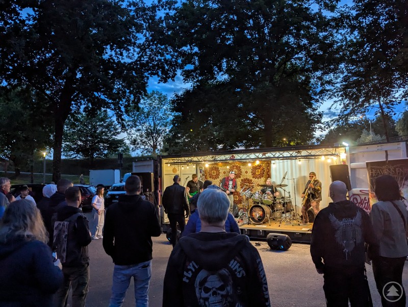 Heavens End: Die Passauer boten als Finale musikalisches Feuer und Feierlaune Rock- und Metal-Konzert an der Kulturlichtung in Deggendorf