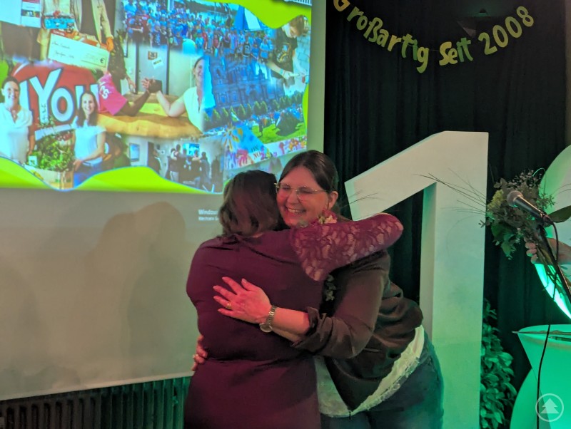 Danke! Frau Loibl und ihr Team leisten seit 18 Jahren großartige Arbeit für die Kinder und Jugendlichen im Landkreis. 4You-Leiterin Karin Loibl umarmt eine Mitarbeiterin