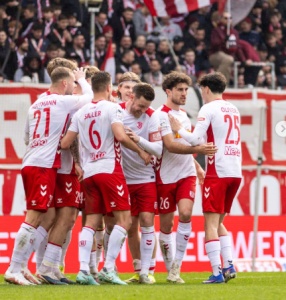 2 Sitzplatztickets ( f&uuml;r die restliche Saison 25/26) und Trikot