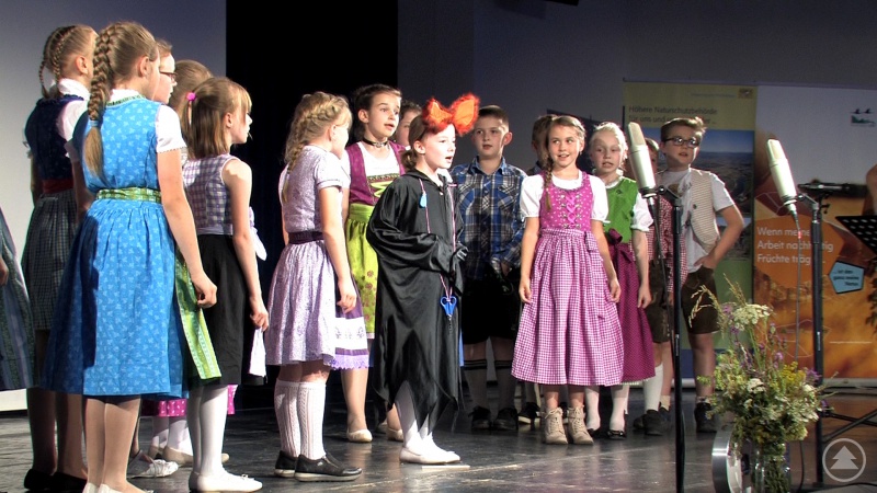 Die Schulkinder aus Bodenmais traten beim Niederbayerischen Naturschutztag mit einem Fledermauslied auf und bekamen viel Applaus.