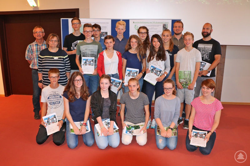 Nach der spannenden Ergebnispräsentation im Hans-Eisenmann-Haus stellten sich die Schüler mit ihren Betreuern zum Erinnerungsfoto auf.