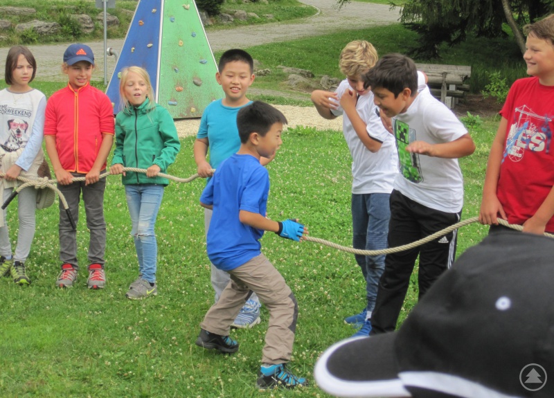 Spielerisch natürliche Zusammenhänge begreifen stand für die chinesischen Gäste bei Aktivitäten am Jugendwaldheim im Vordergrund – zusammen mit Schülern aus Niederbayern.