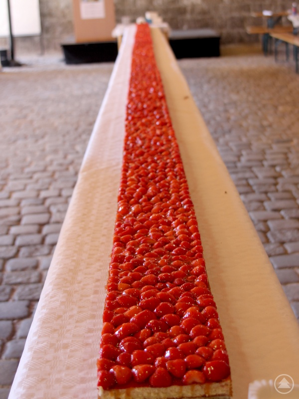 Ein zehn Meter langes Erdbeerkuchenbuffet wartete auf die Gäste.