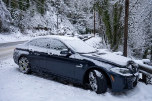 Verkehrsunfall auf winterglatter Fahrbahn