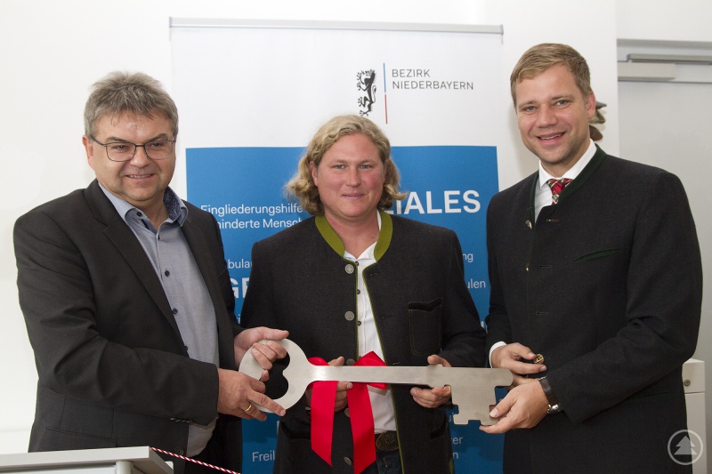 Architekt Werner Pauli (li) übergibt Bezirkstagspräsident Dr. Olaf Heinrich (re) und Betriebsleiter Florian Baierl den Schlüssel für das neue Schulungs- und Besucherzentrum