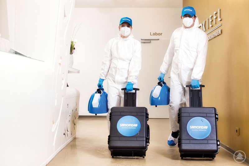 Das Sanondaf-Desinfektionsteam, perfekt vorbereitet und ausgestattet.