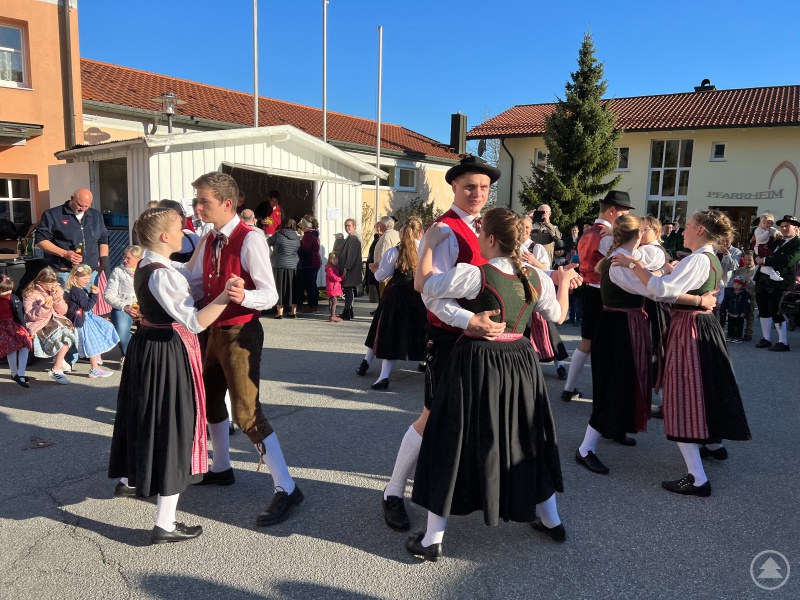 Jugend- und Erwachsenenvolkstanzgruppe