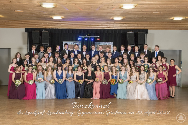 1) Die TeilnehmerInnen des Tanzkurses mit der Tanzlehrerin Patricia Erndl und Klassenlehrerin Daniela Stehle