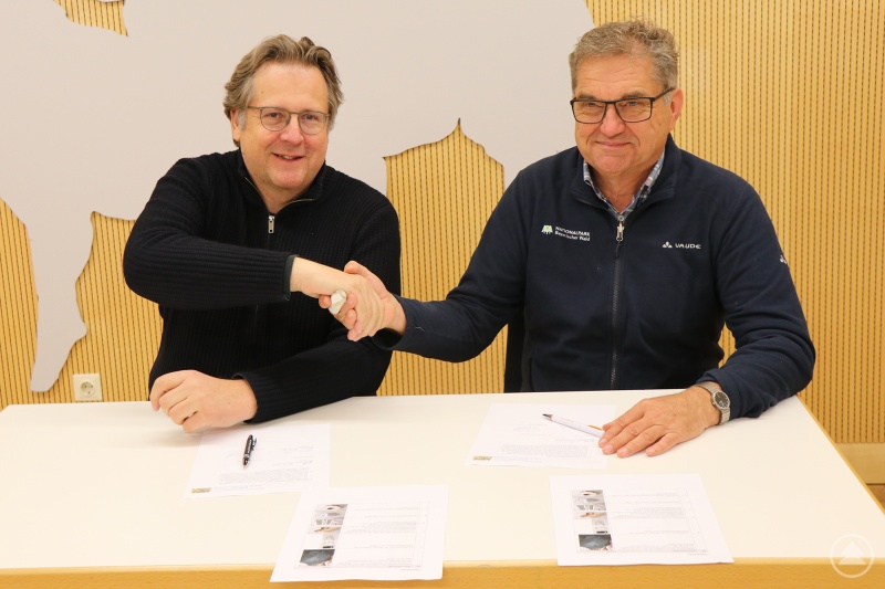 Freuten sich bei der Unterzeichnung der Schenkungsurkunde über den Ausbau der Zusammenarbeit: Dr. Richard Loibl, Direktor vom Haus der Bayerischen Geschichte in Regensburg und Augsburg (l.) und Dr. Franz Leibl, Leiter des Nationalparks Bayerischer Wald.